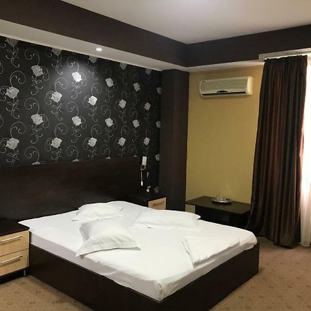 Hotel Bulevard Szörényvár Kültér fotó