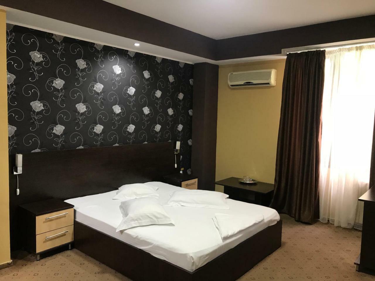 Hotel Bulevard Szörényvár Kültér fotó